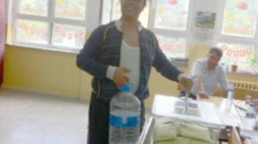 Bidonla oy kullanmaya gitti