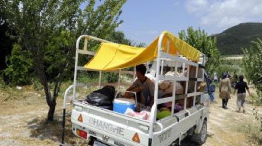 t&uuml;rkiye'ye sınırındaki suriyeli m&uuml;lteciler