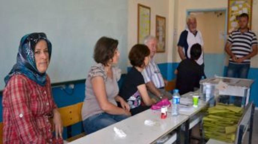 &Ccedil;anakkale'de CHP'liler, sandık g&ouml;revlisi baş&ouml;rt&uuml;l&uuml; kadınları şikayet etti