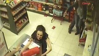 Baba-kız marketi dağıttı