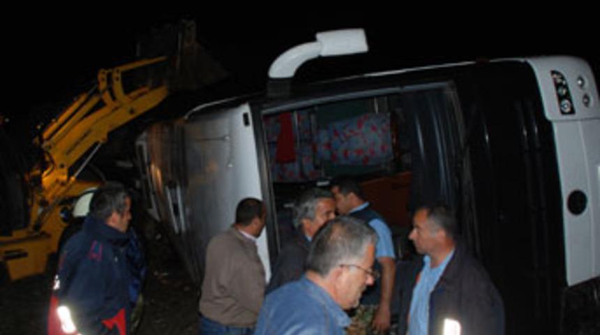 Yolcu otob&uuml;s&uuml; devrildi: 4 &ouml;l&uuml;, 21 yaralı
