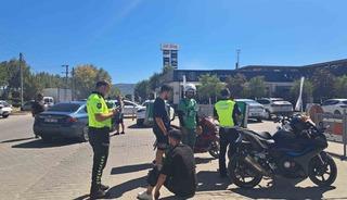 Menteşe&rsquo;de motosiklet ve otomobil &ccedil;arpıştı: 1 yaralı