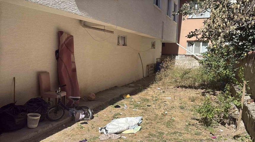 Eskişehir&rsquo;de 3&rsquo;&uuml;nc&uuml; kattaki balkondan aşağıya d&uuml;şen 4 yaşındaki &ccedil;ocuk yaralandı
