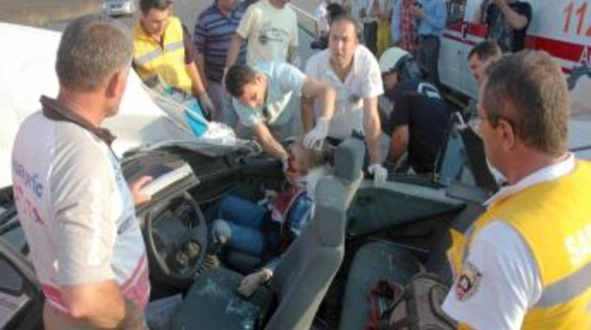 Otomobil, karpuz y&uuml;kl&uuml; kamyonete &ccedil;arptı: 1 &ouml;l&uuml;, 3 yaralı