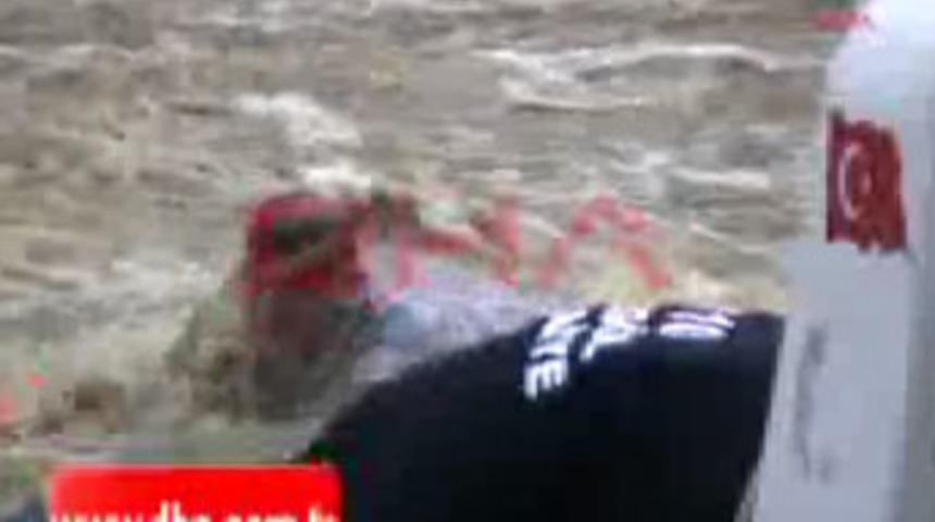 İneg&ouml;l'de derede can pazarı