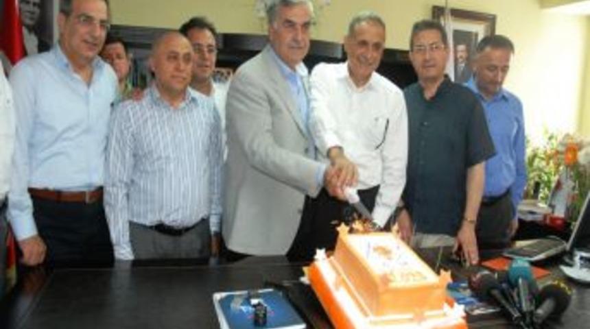 AK Parti İzmir'deki başarısını pasta keserek kutladı