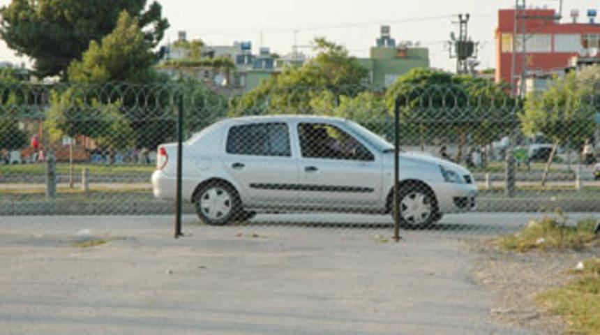 Arazisinden geçen iki yolu birden kapattı