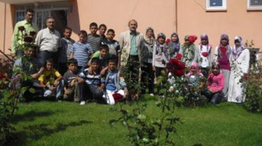 G&uuml;l bah&ccedil;esinde Kur'an-ı Kerim &ouml;ğreniyorlar