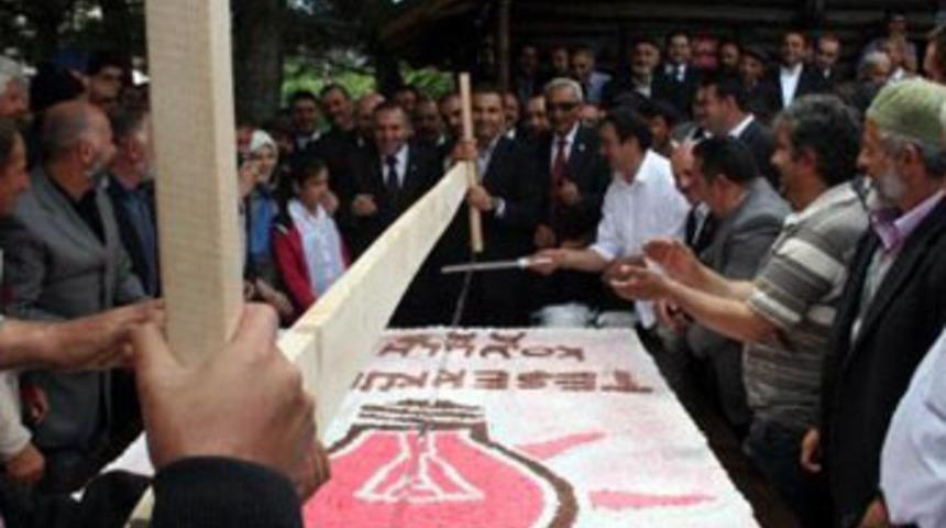 Pastayı testereyle kestiler