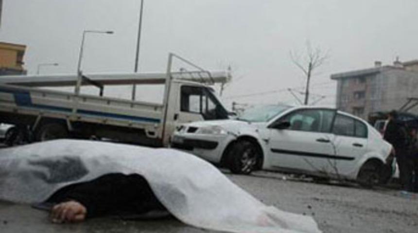 Kavgada otomobille hasmını ezdi