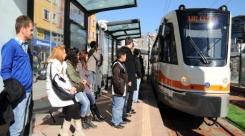 Hafif raylı sistem, &uuml;cretsiz yolcu taşımaya devam ediyor