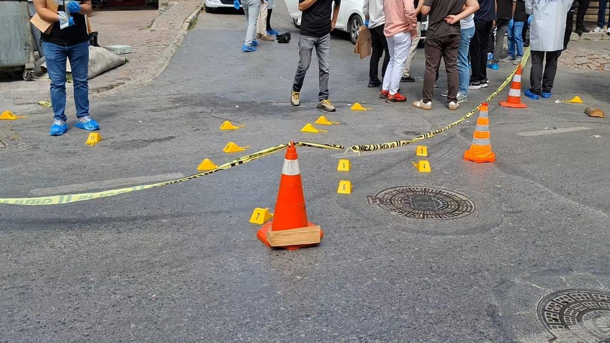 İstanbul da kanlı pusu! Otomobile kurşun yağdırdılar 1