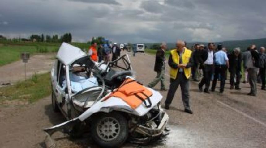 otomobil otob&uuml;s&uuml;n altına girdi: 5 &ouml;l&uuml;, 1 yaralı