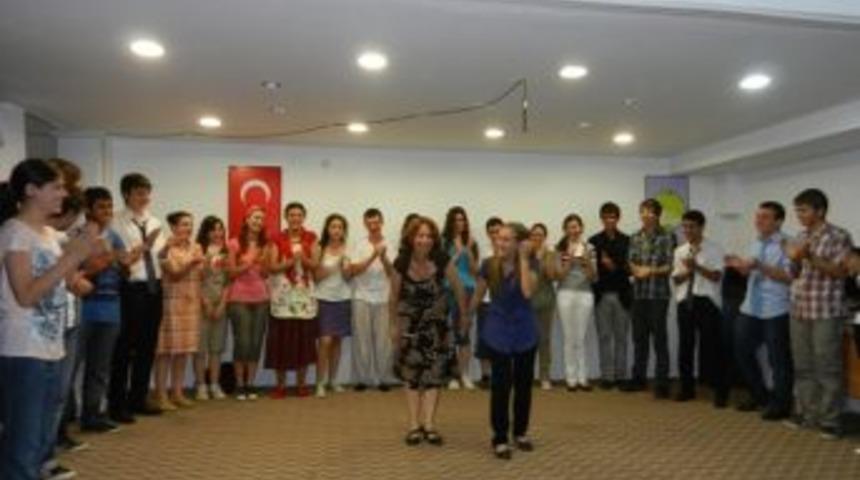 &ldquo;Ah Şu B&uuml;y&uuml;kler&rsquo; adlı oyun veliler tarafından ilgiyle izlendi