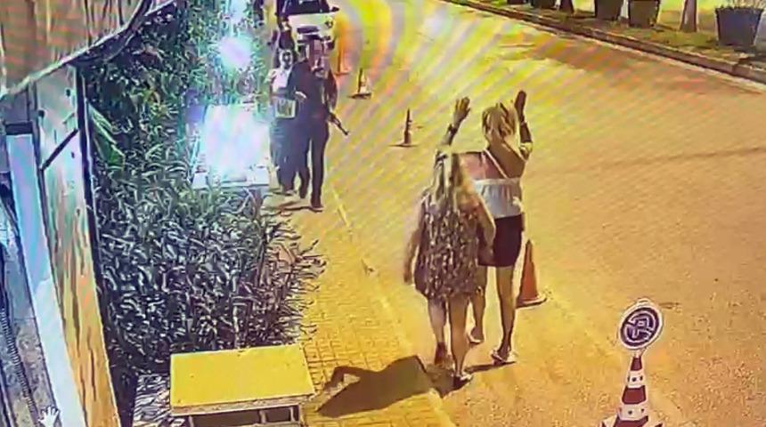 Sokakta elinde g&ouml;r&uuml;l&uuml;nce g&ouml;zaltına alındı! Antalya'da oyuncak t&uuml;fek hareketliliği