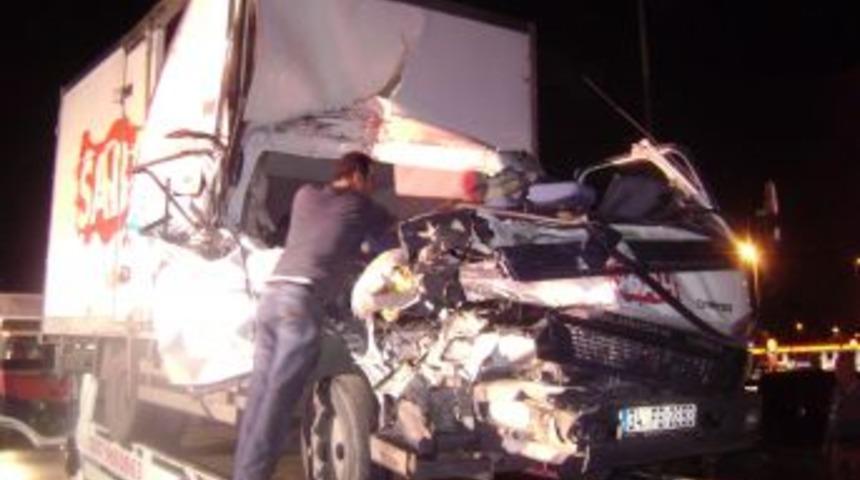 Kamyonet park halindeki kamyona çarptı: 1 yaralı