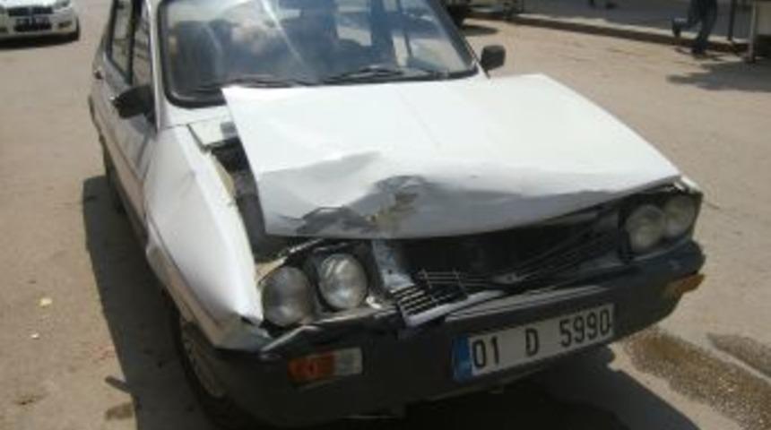 El freni &ccedil;ekilmemiş minib&uuml;s, 3 araca &ccedil;arparak durabildi