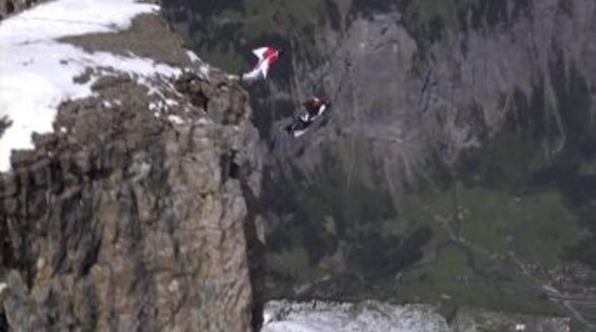 Uçurumdan atlayan sporcuların gösterisi nefes kesti