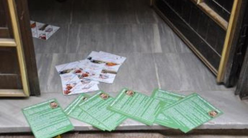 Se&ccedil;im g&uuml;n&uuml; dağıtılan ilgin&ccedil; bildiri