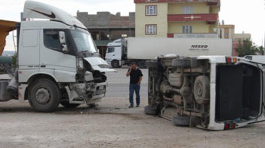 TIR ile minib&uuml;s &ccedil;arpıştı; 11 yaralı
