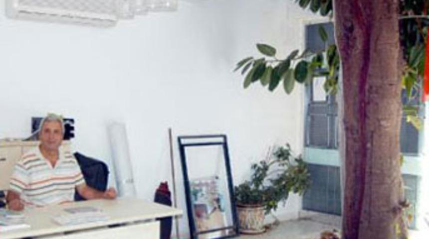 Bu ağacın k&ouml;k&uuml; işyerinde, dalları &ccedil;atıda