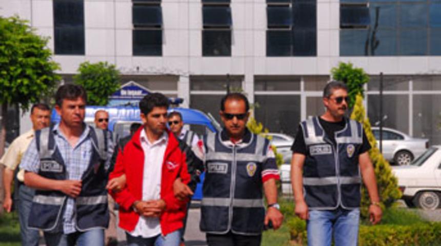 &Ouml;ld&uuml;rd&uuml;, cesedini yakıp akarsuya attı