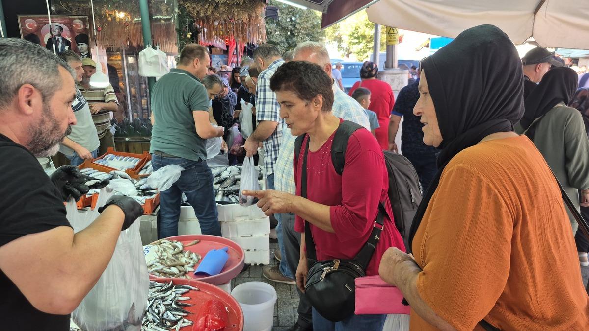 Palamut fiyatı dibe vurdu: 200 TL&rsquo;den 60 TL&rsquo;ye d&uuml;şt&uuml;, vatandaş tezg&acirc;ha akın etti 1