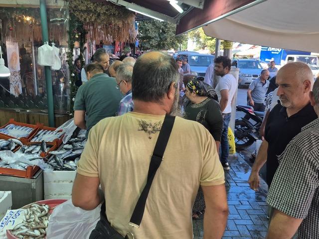 Palamut fiyatı dibe vurdu: 200 TL&rsquo;den 60 TL&rsquo;ye d&uuml;şt&uuml;, vatandaş tezg&acirc;ha akın etti