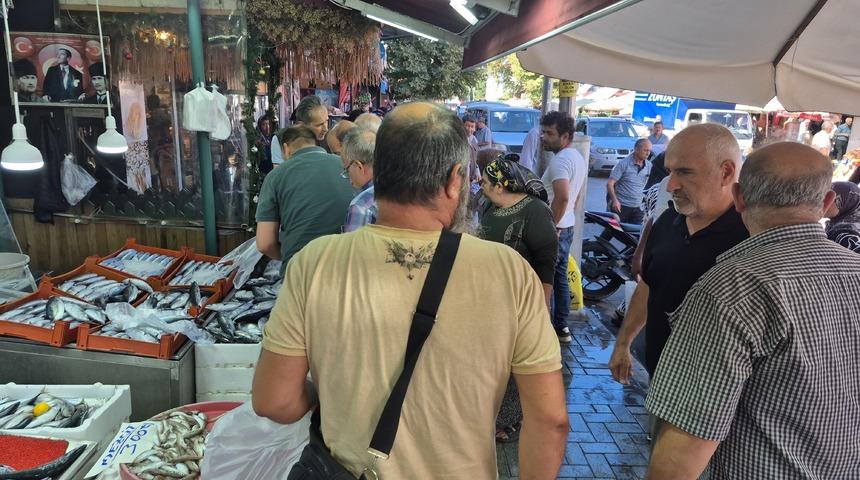 Palamut fiyatı dibe vurdu: 200 TL&rsquo;den 60 TL&rsquo;ye d&uuml;şt&uuml;, vatandaş tezg&acirc;ha akın etti