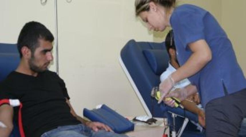 "Bu mevsimde kana daha &ccedil;ok ihtiya&ccedil; var" diyerek bağışta bulundular