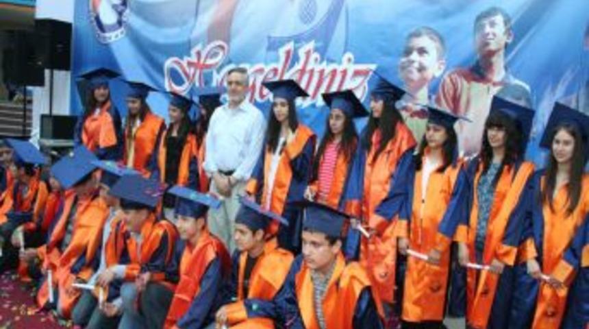 G&uuml;m&uuml;ş Koleji'nde mezuniyet coşkusu yaşandı