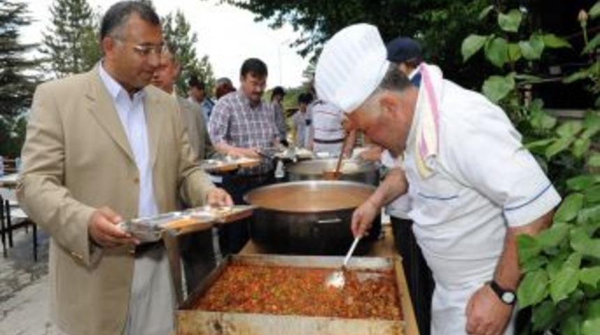 Depremzede gen&ccedil;ler izci kampında