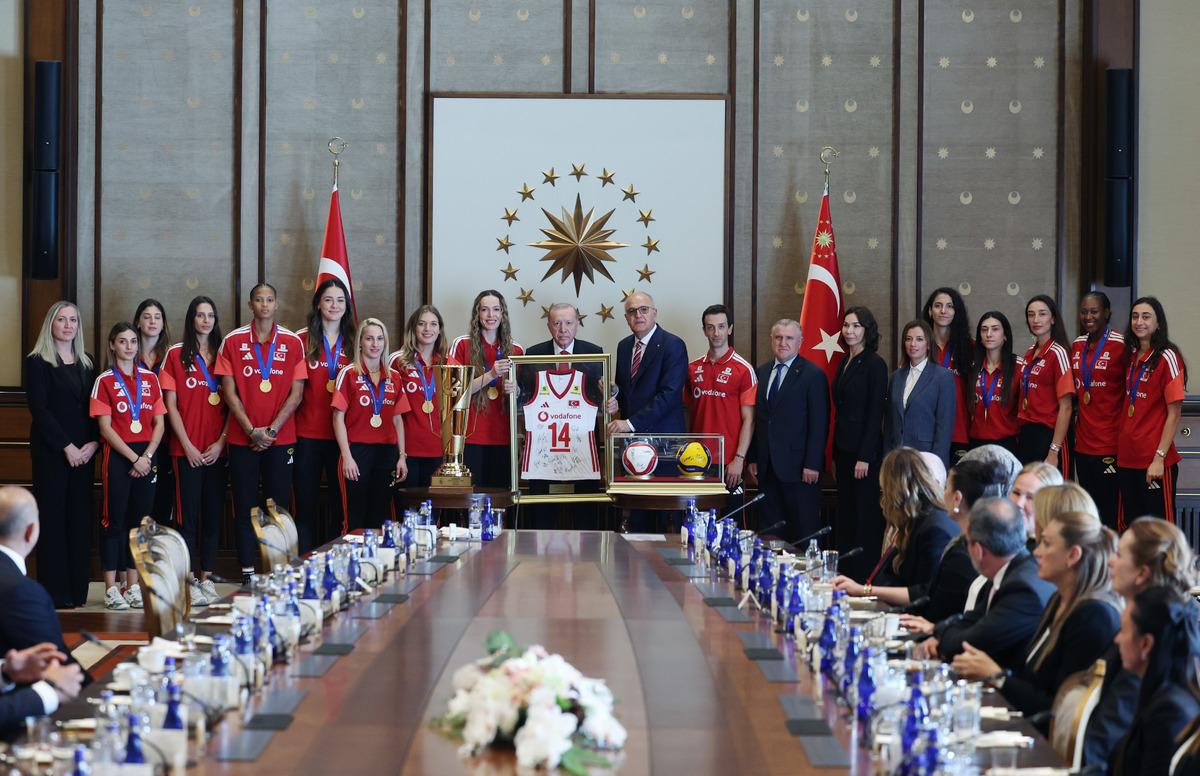 Cumhurbaşkanı Erdoğan, şampiyon milli voleybolcuları kabul etti 1