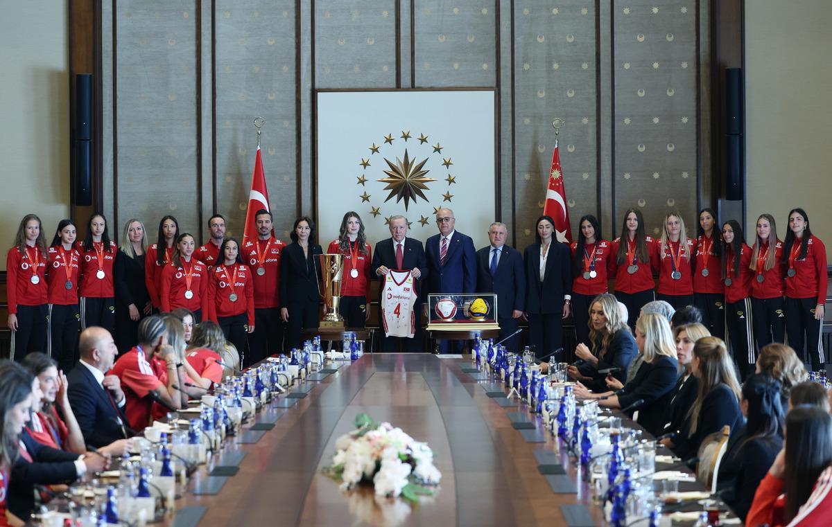 Cumhurbaşkanı Erdoğan, şampiyon milli voleybolcuları kabul etti 3