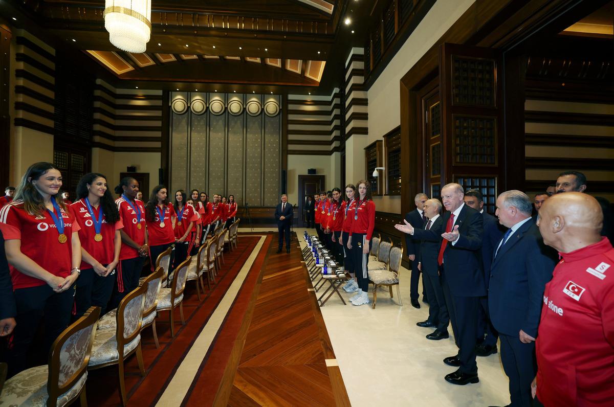 Cumhurbaşkanı Erdoğan, şampiyon milli voleybolcuları kabul etti 5