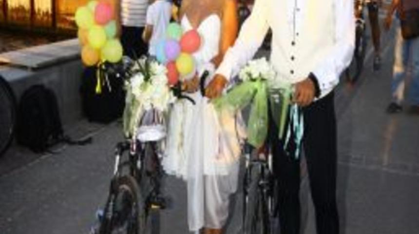 Bisiklet s&uuml;rerken tanışan &ccedil;ift, nikahlarına da bisikletle gitti