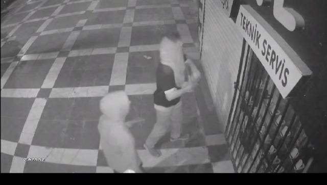 Camını taşla kırdıkları iş yerinden telefon ve tablet çaldılar; o anlar kamerada 5