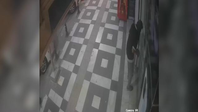 Camını taşla kırdıkları iş yerinden telefon ve tablet çaldılar; o anlar kamerada 3