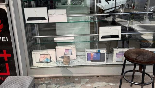 Camını taşla kırdıkları iş yerinden telefon ve tablet çaldılar; o anlar kamerada 2