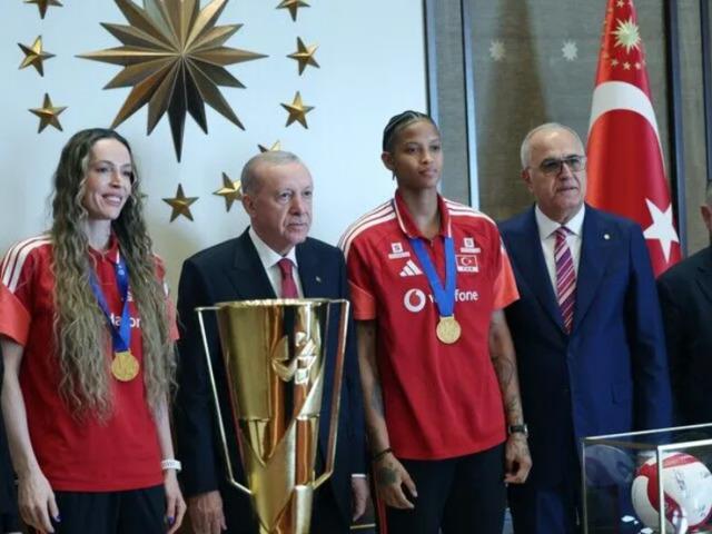 Cumhurbaşkanı Erdoğan, şampiyon milli voleybolcuları kabul etti