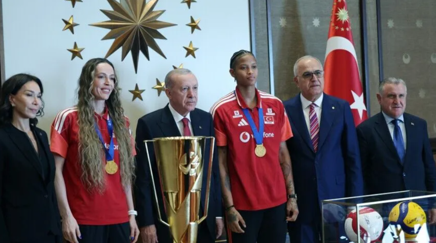 Cumhurbaşkanı Erdoğan, şampiyon milli voleybolcuları kabul etti