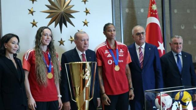 Cumhurbaşkanı Erdoğan, şampiyon milli voleybolcuları kabul etti