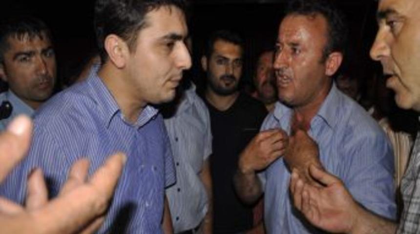 TIR s&uuml;r&uuml;c&uuml;lerinden "bekletiliyoruz" protestosu