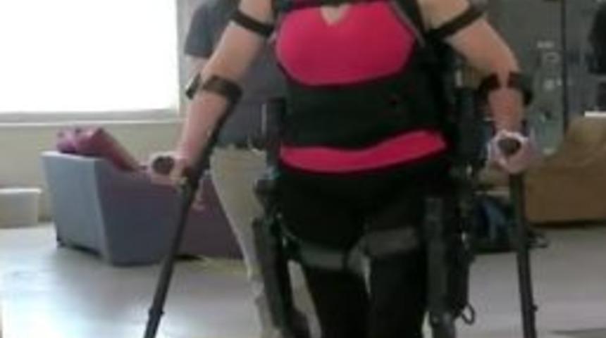 19 yıllık fel&ccedil;li hasta &lsquo;biyonik&rsquo; bacaklar ile ayağa kalktı