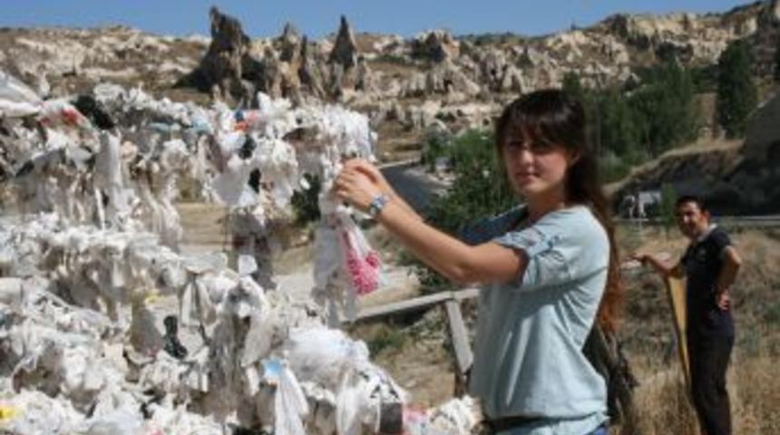 Genç kızlar dileklerini ağaca bağlıyor