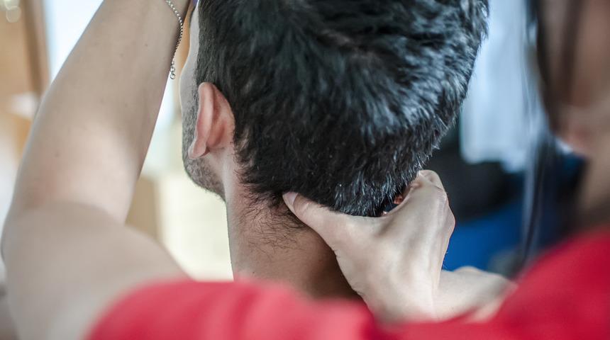 Boynunu k&uuml;tlettikten sonra hayatını kaybetti! Sahte terapist tutuklandı