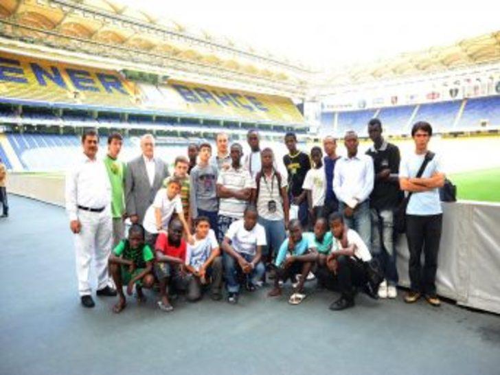 Senegalli öğrenciler Fenerbahçe Stadı'nı gezdi