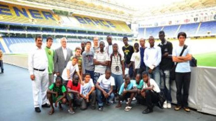 Senegalli &ouml;ğrenciler Fenerbah&ccedil;e Stadı'nı gezdi