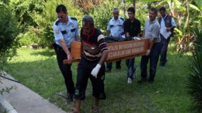 Temizlik&ccedil;i kadın 8. kattan d&uuml;şerek hayatını kaybetti