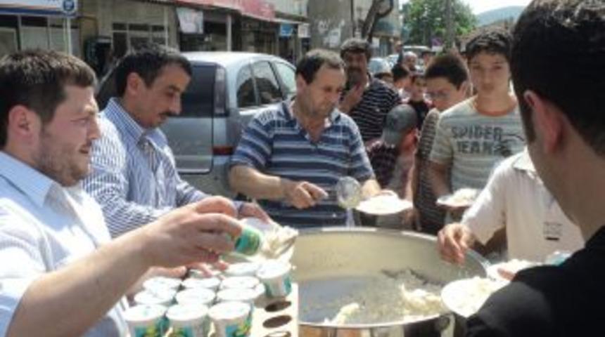 İşadamı AK Parti'nin se&ccedil;im zaferi i&ccedil;in pilav ve ayran dağıttı